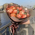 Mono bouquet 34 из 15 пионовидных роз с эвкалиптом